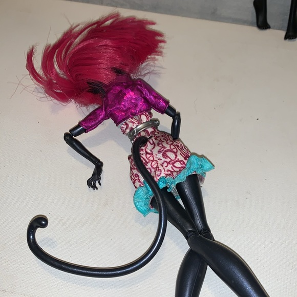 Two Monster High Dolls Catty Noir Pink Hair and Monster high outfits 2013 Mattel - Picture 7 of 12